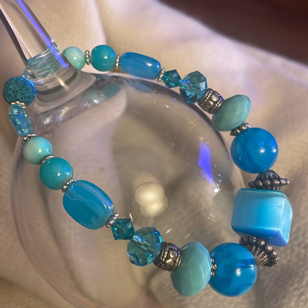 Blue bead bracelet - Picture 3 of 3